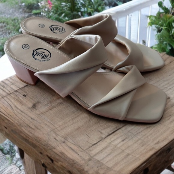 NEW Women's Sandals, Square Toe, 2inch Chunky Block Heels Tan Size 8.5 - Picture 3 of 15